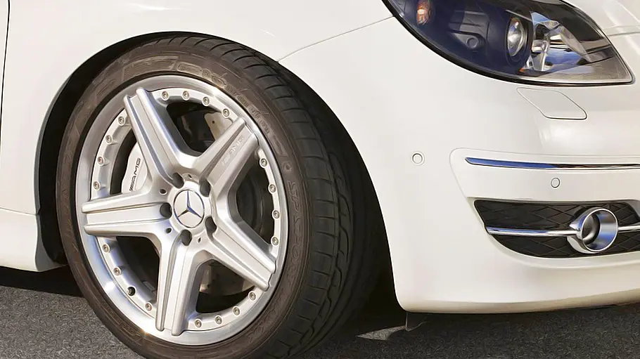 Die Räder des Mercedes B55 AMG