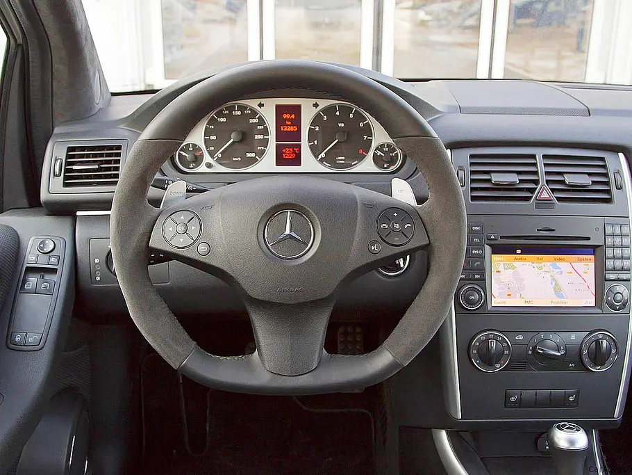 Das Cockpit des Mercedes B55 AMG