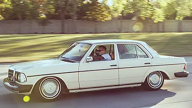 Alter Benz macht auf Lässig - Foto: n/a