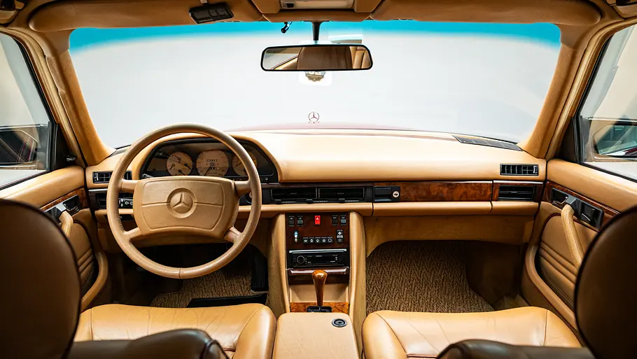 Das Cockpit des Mercedes-Benz 500 SEL 6.0 AMG Red Baron. 