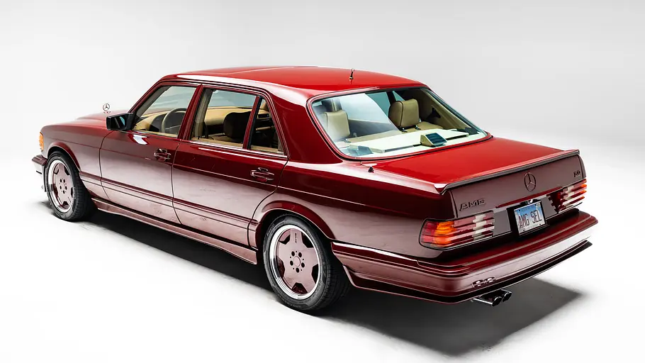 Mercedes-Benz 500 SEL 6.0 AMG Red Baron statisch von schräg hinten fotografiert. 