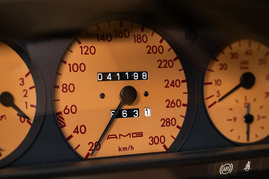 Der Tacho des Mercedes-Benz 500 SEL 6.0 AMG Red Baron. 