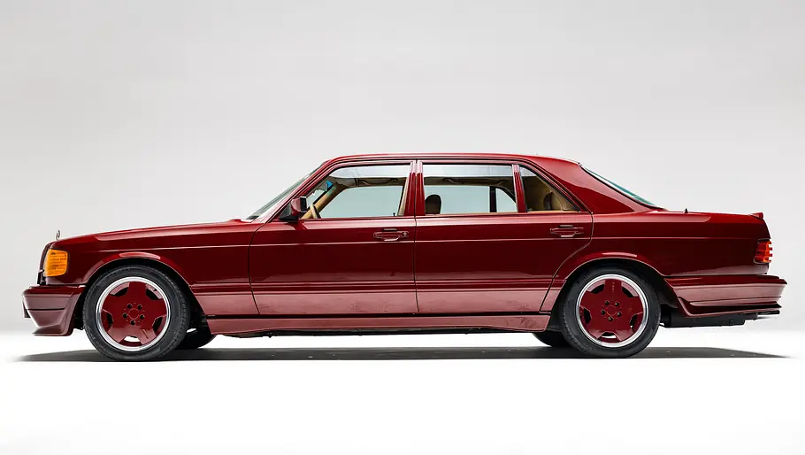 Mercedes-Benz 500 SEL 6.0 AMG Red Baron statisch von der Seite fotografiert.
