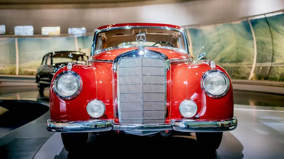 Das Bild zeigt einen Mercedes 300 aus den 50er-Jahren von vorne in einem Museum.