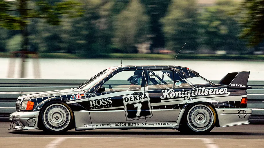 Das Foto von 1990 zeigt den Mercedes-Benz AMG 190 E 2.5-16 Evolution II DTM-Tourenwagen von Klaus Ludwig in der Seitenansicht.