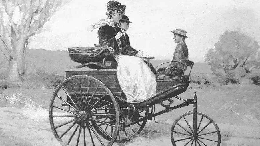 Die zeitgenössische Zeichnung zeigt Bertha Benz mit den Söhnen Eugen und Richard in der Serienversion des Patent-Motorwagens auf der Fahrt nach Pforzheim.