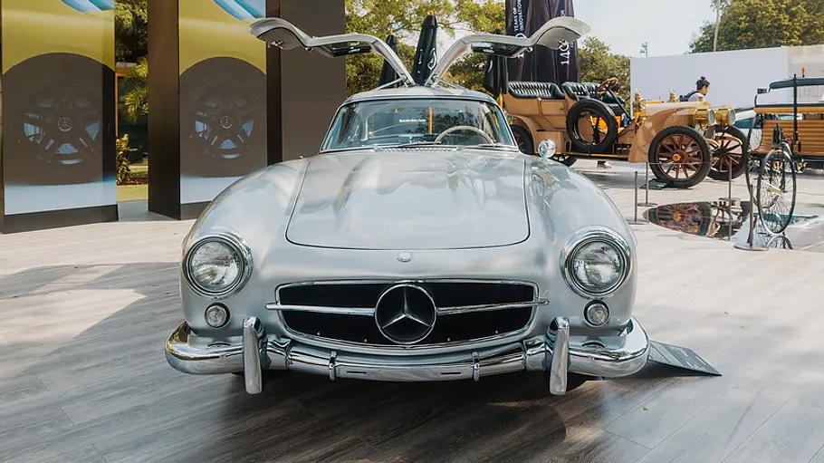 Ein Mercedes 300 SL (W198), von vorne aufgenommen, steht auf dem Event Moda Miami in Florida.