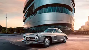 Die Außenaufnahme zeigt einen Mercedes-Flügeltürer (Mercedes 300 SL) von schräg vorne, der vor dem Mercedes-Benz-Museum in Stuttgart steht. - Foto: Mercedes-Benz Die Außenaufnahme zeigt einen Mercedes-Flügeltürer (Mercedes 300 SL) von schräg vorne, der vor dem Mercedes-Benz-Museum in Stuttgart steht. - Foto: Mercedes-Benz