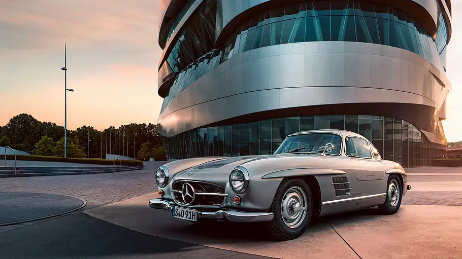 Die Außenaufnahme zeigt einen Mercedes 300 SL von schräg vorne, der vor dem Mercedes-Benz-Museum in Stuttgart steht.