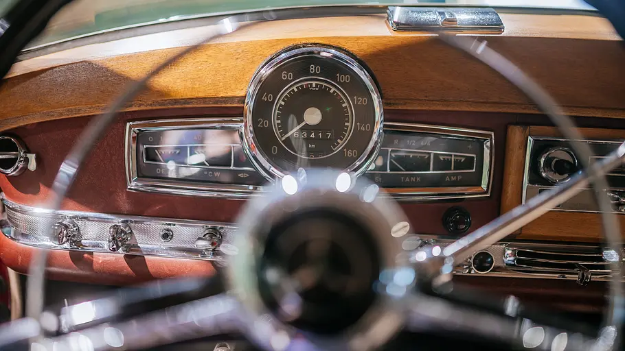 Das Detailfoto zeigt das Lenkrad eines Mercedes 300 aus den 50er-Jahren.
