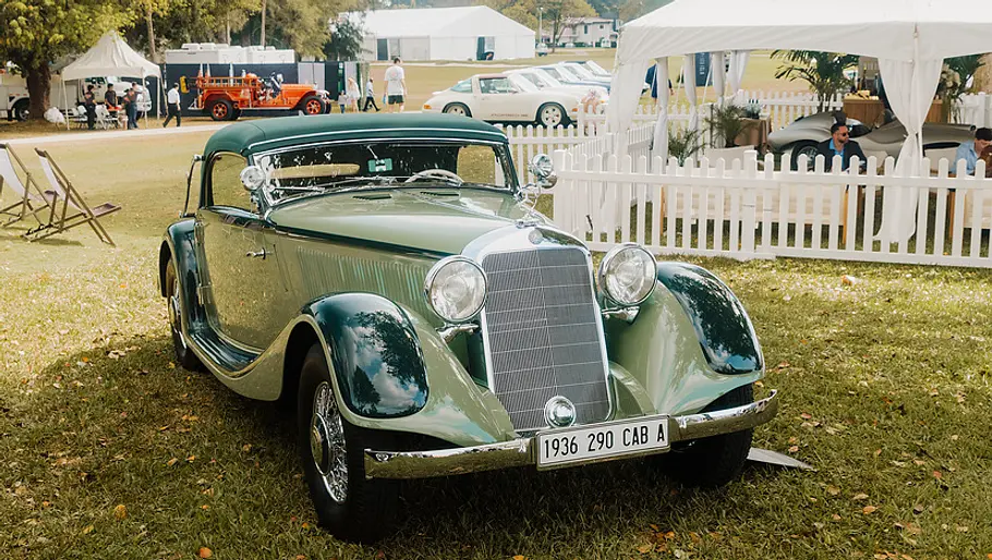Die Außenaufnahme zeigt den Mercedes-Benz 290 (W 18) von schräg vorne auf einer Veranstaltung unter freiem Himmel.