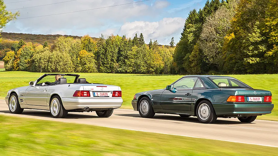 Mercedes-Benz SL (R 129) Mercedes-Benz SL (R 129) fahrend von schräg hinten fotografiert.