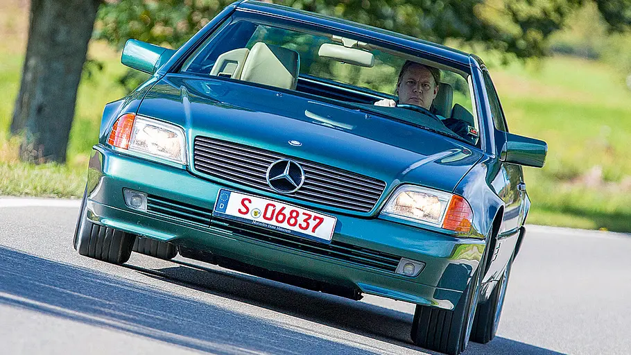 Mercedes-Benz SL (R 129) Mercedes-Benz SL (R 129) fahrend von vorne fotografiert.