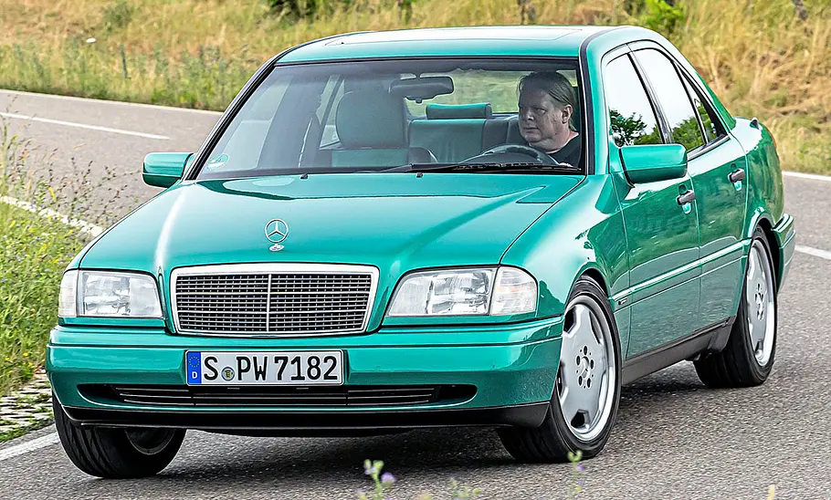Mercedes C 280 Mercedes C 280 fahrend von schräg vorne fotografiert.