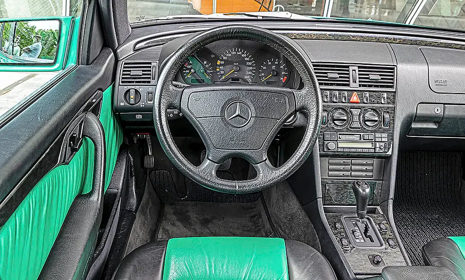 Mercedes C 280 Das Cockpit des Mercedes C 280.