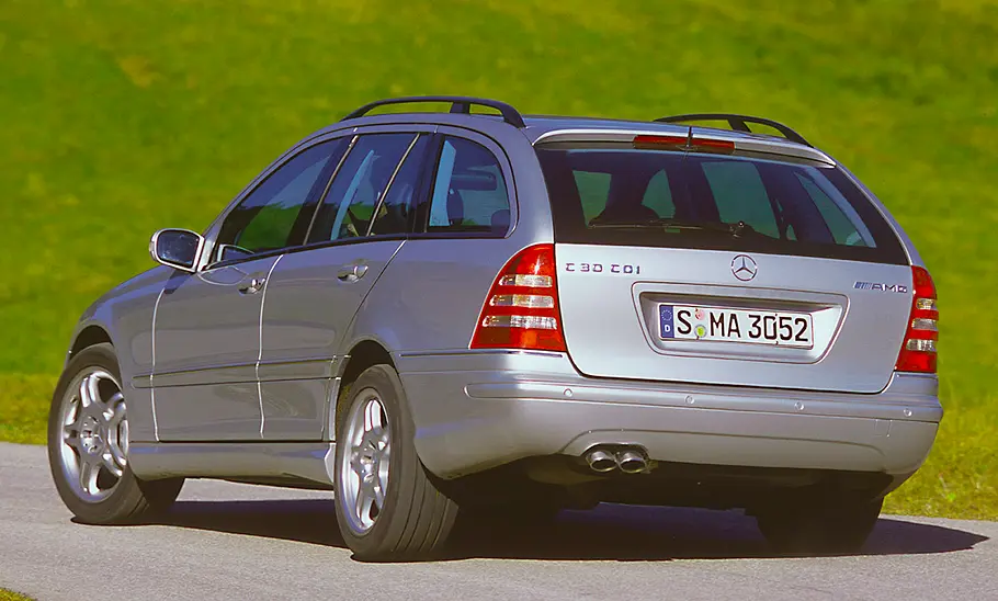 Das Mercedes C 30 CDI AMG T-Modell fährt in eine Kurve, von schräg hinten fotografiert