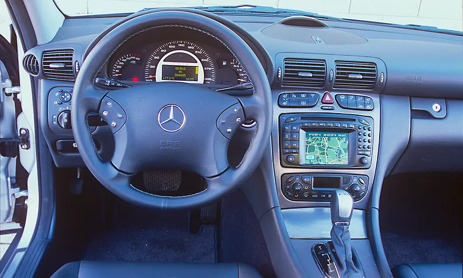 Das Cockpit des Mercedes C 32 AMG.