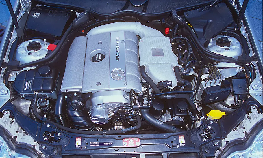 Der Fünfzylinder-Motor des Mercedes C 30 CDI AMG T-Modells.