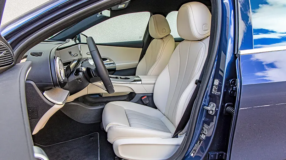 Test Mercedes C 400 4Matic elektrisch Die Sitze der elektrischen Mercedes C-Klasse mit heller Ledernachbildung Artico
