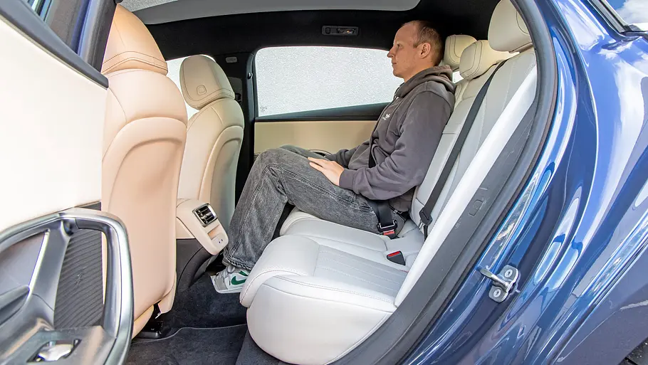 Test Mercedes C 400 4Matic elektrisch Eine Person sitzt auf den Rücksitzen der elektrischen Mercedes C-Klasse