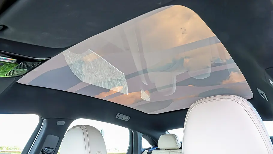 Test Mercedes C 400 4Matic elektrisch Das Panorama-Glasdach der Mercedes C-Klasse elektrisch.