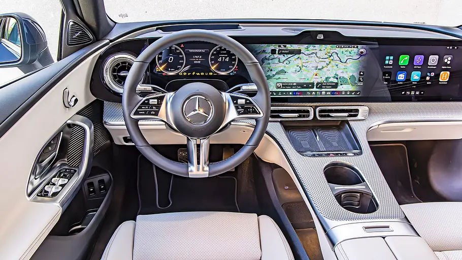 Test Mercedes C 400 4Matic elektrisch Das Cockpit der elektrischen C-Klasse mit hellen Kunstledersitzen