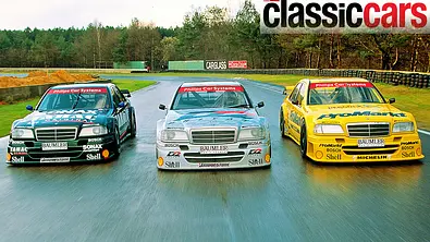 Drei Mercedes C-Klassen (W202) aus der DTM 1994 fahrend von vorne. - Foto: Mercedes