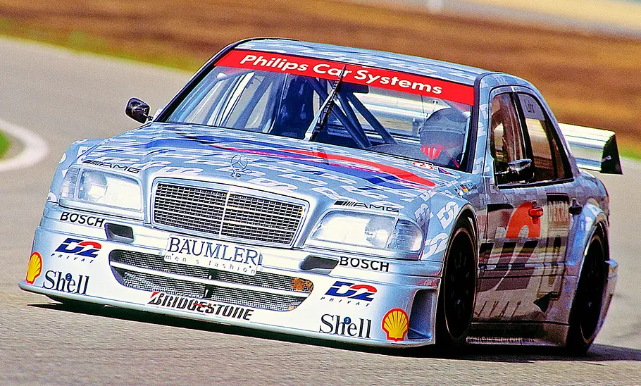 Mercedes C-Klasse (W202) DTM 1994 Die Mercedes C-Klasse (W202) DTM 1994 fahrend von vorne.