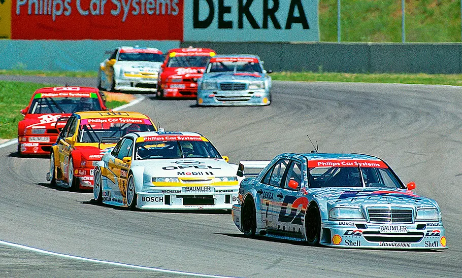 Die Mercedes C-Klasse (W202) DTM 1994 fahrend vor anderen Rennwagen.