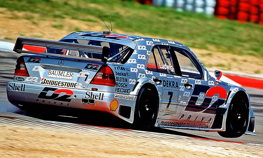 Die Mercedes C-Klasse (W202) DTM 1994 fahrend von hinten.