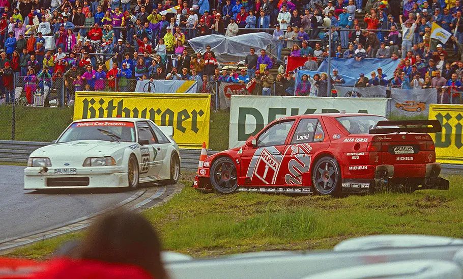 Ford Mustang und Alfa Romeo 155 DTM 1994 Ein Ford Mustang und ein Alfa Romeo 155 kollidieren bei der DTM 1994.