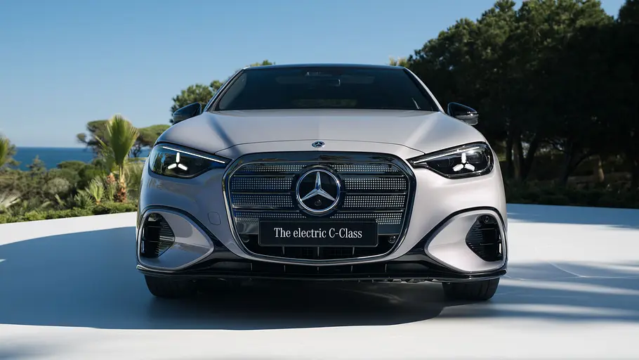 Die Mercedes C-Klasse EQ steht vor einem Küstenpanorama, von vorne fotografiert.