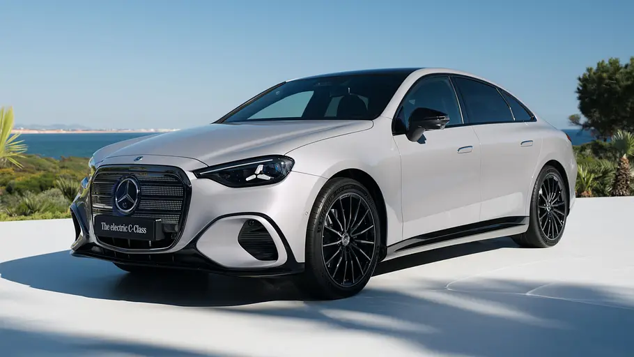 Die Mercedes C-Klasse EQ steht vor einem Küstenpanorama, von vorne links fotografiert.