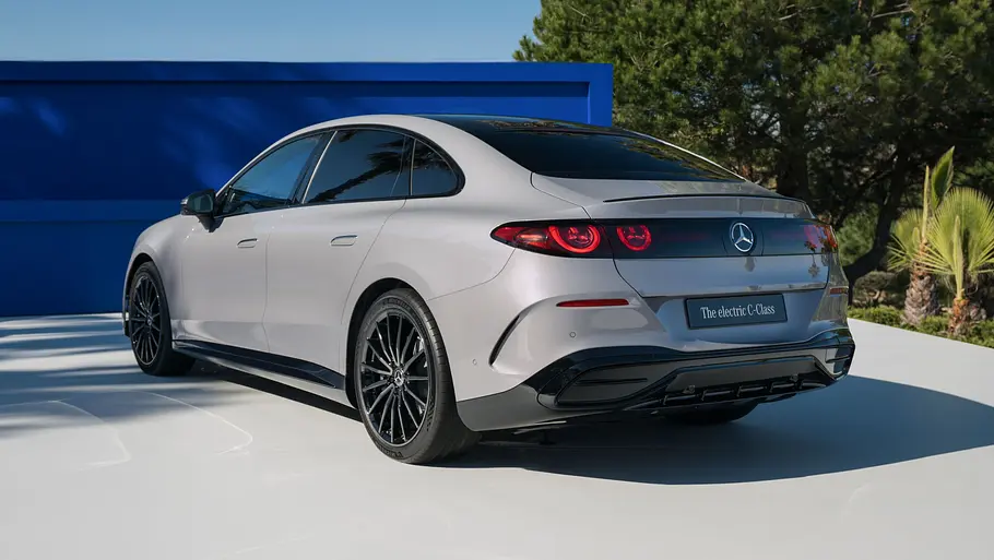 Die Mercedes C-Klasse EQ steht vor einem Küstenpanorama, von hinten links fotografiert.
