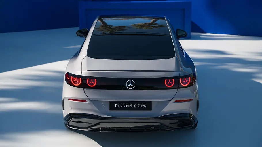 Die Mercedes C-Klasse EQ steht vor einem Küstenpanorama, von hinten fotografiert.