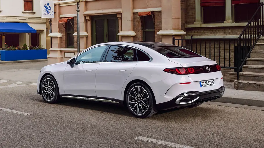 Mercedes C-Klasse EQ Die Mercedes C-Klasse EQ steht in einer Altstadt auf der Straße, von hinten rechts fotografiert.