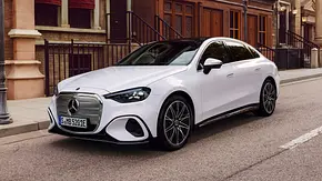 Die Mercedes C-Klasse EQ steht in einer Altstadt auf der Straße, von vorne rechts fotografiert. - Foto: Mercedes