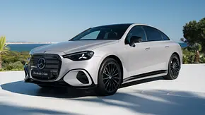 Die Mercedes C-Klasse EQ steht vor einem Küstenpanorama, von vorne links fotografiert. - Foto: Mercedes