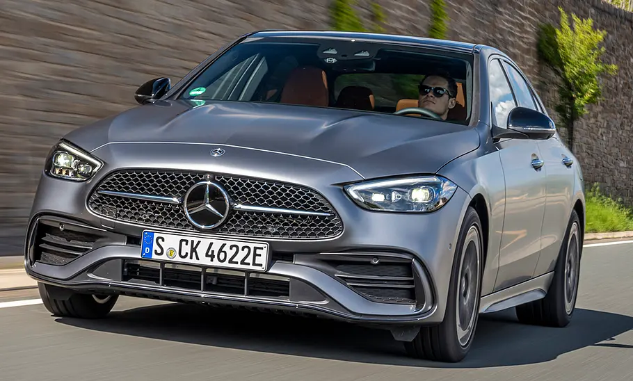 Das Mercedes C-Klasse T-Modell fahrend von schräg vorne.