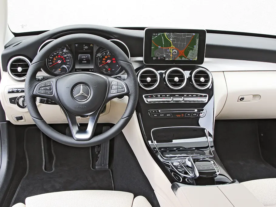 Mercedes C 250 Vergleich Bilder technische Daten Cockpit