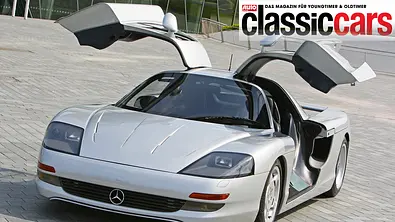Der Mercedes C112 stehend von vorne mit geöffneten Flügeltüren. - Foto: Willy Bister