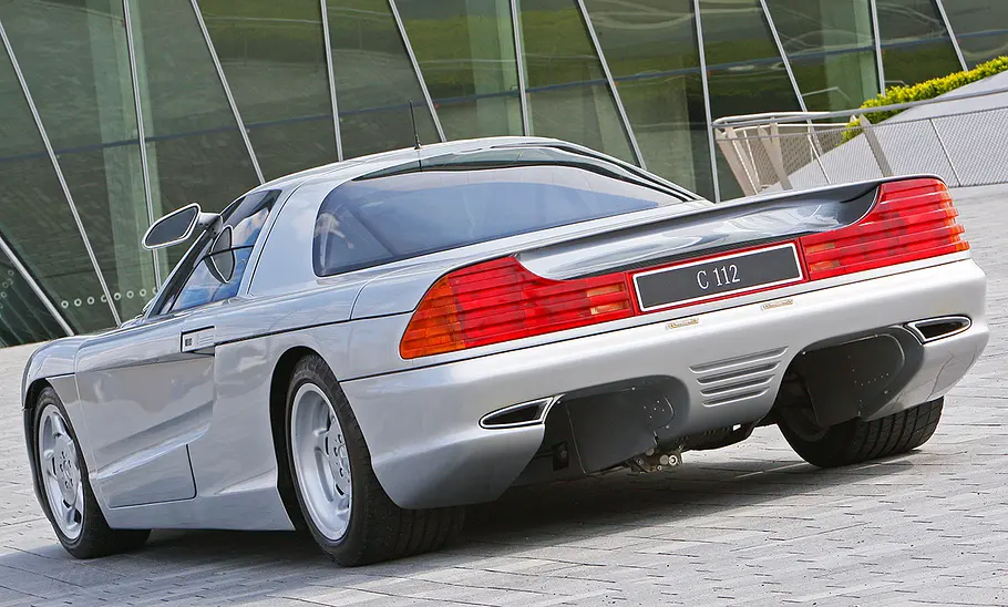 Der Mercedes C112 stehend von hinten.
