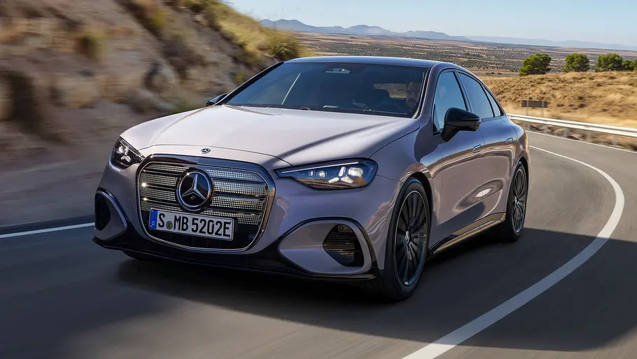 Der Mercedes C400 4Matic elektrisch fahrend von schräg vorne