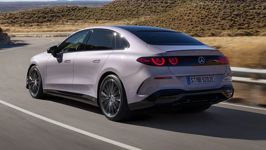 Der Mercedes C400 4Matic elektrisch fahrend von schräg hinten