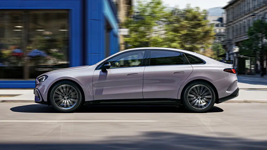 Der Mercedes C400 4Matic elektrisch fahrend seitlich