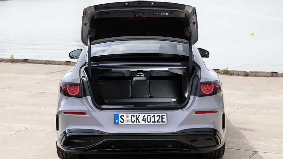 Der Kofferraum des Mercedes C400 4Matic elektrisch