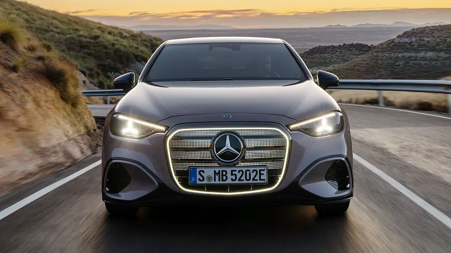 Der Mercedes C400 4Matic elektrisch fahrend von vorne