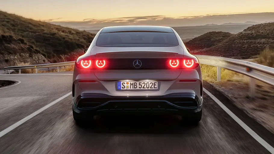 Der Mercedes C400 4Matic elektrisch fahrend von hinten