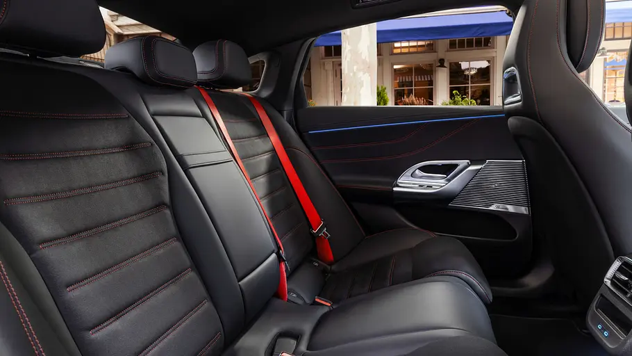 Die Rücksitze des Mercedes C400 4Matic elektrisch