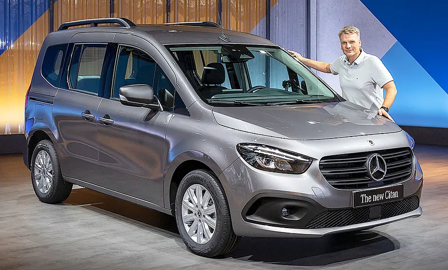 Mercedes Citan (2021); stehend, schräg vorne mit Redakteur Martin Urbanke